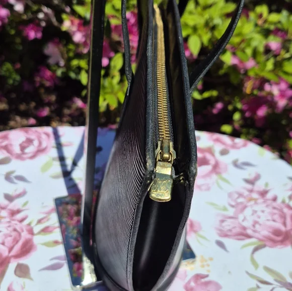 LOUIS VUITTON SAINT JACQUES Textured TOTE - Picture 8 of 16